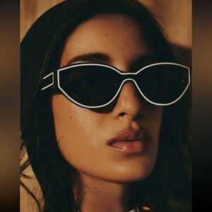 Trendy black frame sunglasses E11
